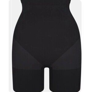NWT: SKIMS - EVERYDAY SCULPT ABOVE THE KNEE SHORT